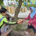 Petugas Satlantas Polresta Jambi membagikan nasi kotak kepada warga kurang mampu di kawasan Kota Jambi dalam kegiatan Jumat Berkah, Jumat (19/9/2025). (Dok. Nahar)