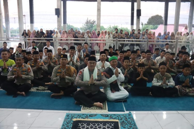 Wakapolda Bengkulu Brigjen Pol Dicky Sondani bersama jajaran Polda Bengkulu dan ratusan santri Pondok Pesantren Pancasila Bengkulu berfoto bersama usai salat Subuh berjamaah dalam program Police Goes To Pesantren, Sabtu (20/9/2025). (Dok. Yola)