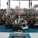 Wakapolda Bengkulu Brigjen Pol Dicky Sondani bersama jajaran Polda Bengkulu dan ratusan santri Pondok Pesantren Pancasila Bengkulu berfoto bersama usai salat Subuh berjamaah dalam program Police Goes To Pesantren, Sabtu (20/9/2025). (Dok. Yola)