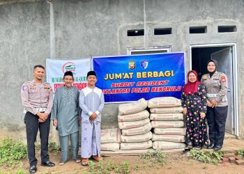 Personel Ditlantas Polda Bengkulu menyerahkan bantuan 15 sak semen kepada pengurus Rumah Tahfiz Quran Yayasan Fatahillah, Jalan Raya Betungan Padang Serai, Kota Bengkulu, dalam program Jumat Berbagi, Jumat (19/9/2025). (Dok. Yola)