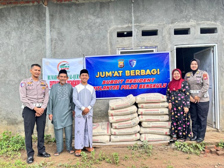 Personel Ditlantas Polda Bengkulu menyerahkan bantuan 15 sak semen kepada pengurus Rumah Tahfiz Quran Yayasan Fatahillah, Jalan Raya Betungan Padang Serai, Kota Bengkulu, dalam program Jumat Berbagi, Jumat (19/9/2025). (Dok. Yola)
