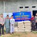 Personel Ditlantas Polda Bengkulu menyerahkan bantuan 15 sak semen kepada pengurus Rumah Tahfiz Quran Yayasan Fatahillah, Jalan Raya Betungan Padang Serai, Kota Bengkulu, dalam program Jumat Berbagi, Jumat (19/9/2025). (Dok. Yola)