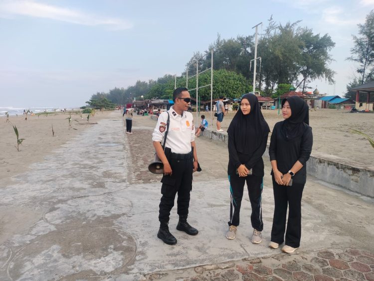 Petugas Ditpamobvit Polda Bengkulu berdialog dengan pengunjung saat patroli dialogis di kawasan wisata Pantai Panjang, Bengkulu, Sabtu (20/9/2025), untuk menjaga keamanan dan ketertiban masyarakat. (Yola)