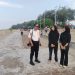 Petugas Ditpamobvit Polda Bengkulu berdialog dengan pengunjung saat patroli dialogis di kawasan wisata Pantai Panjang, Bengkulu, Sabtu (20/9/2025), untuk menjaga keamanan dan ketertiban masyarakat. (Yola)