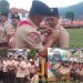 Bupati Kerinci Monadi menyematkan tanda peserta kepada anggota Pramuka saat membuka Jambore Kwarran Siulak dan Siulak Mukai di Lapangan TriDes Tebing Tinggi, Sabtu (20/9/2025). (Dok. Deko)