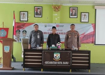 Kasat Binmas Polresta Jambi Kompol Abd. Akil bersama pejabat daerah saat menjadi narasumber kegiatan Wawasan Kebangsaan bertajuk “TNI-Polri Bersama Rakyat Menjaga Keutuhan NKRI” di Kantor Camat Kota Baru, Jambi, Sabtu (20/9/2025). (Dok. Nahar)