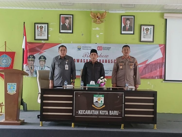 Kasat Binmas Polresta Jambi Kompol Abd. Akil bersama pejabat daerah saat menjadi narasumber kegiatan Wawasan Kebangsaan bertajuk “TNI-Polri Bersama Rakyat Menjaga Keutuhan NKRI” di Kantor Camat Kota Baru, Jambi, Sabtu (20/9/2025). (Dok. Nahar)