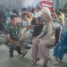 Seorang prajurit TNI berbincang dengan warga saat pelaksanaan bakti kesehatan dalam rangka HUT ke-80 TNI di Lapangan Tenis Indoor Korem 042/Gapu, Jambi, Minggu (21/9/2025). (Dok. Nahar)