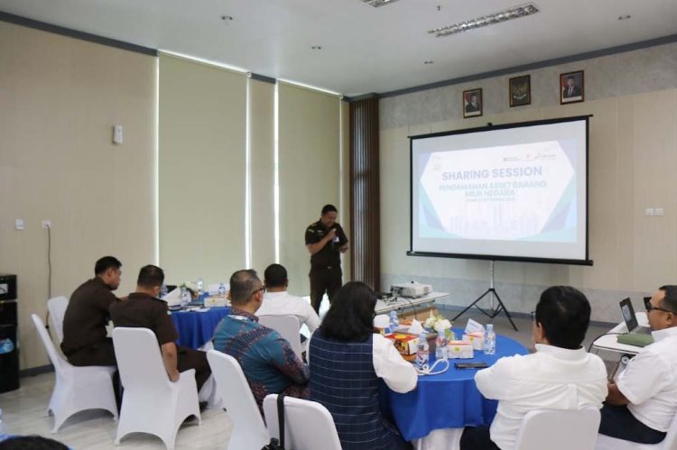 Perwakilan Kejaksaan Tinggi Jambi memberikan pemaparan dalam sharing session pengamanan Barang Milik Negara (BMN) yang digelar Pertamina Hulu Rokan Zona 1 di Kantor PHR Jambi, Senin (8/9/2025). (Dok, Stepanus)