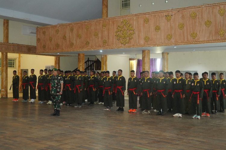 Para peserta Latihan Kader Pelatih Pencak Silat Militer Tersebar Korem 042/Gapu mengikuti upacara penutupan di Balai Prajurit Korem 042/Gapu, Jambi, Senin (22/9/2025). (Dok. Nahar)