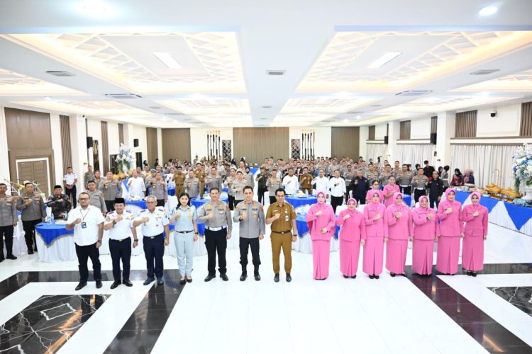 Kapolda Jambi Irjen Pol. Krisno Halomoan Siregar bersama jajaran Forkopimda, tokoh masyarakat, dan tamu undangan saat syukuran Hari Lalu Lintas Bhayangkara ke-70 di Gedung Siginjai Polda Jambi, Senin (22/9/2025). (Dok, Humas)