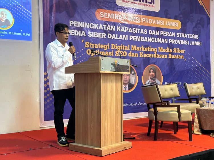 Ketua SMSI Provinsi Jambi Mukhtadi Putranusa menyampaikan sambutan pada Seminar Peningkatan Kapasitas dan Peran Strategis Media Siber Dalam Pembangunan Provinsi Jambi di Rumah Kito, Senin (22/9/2025) (Dok. Stepanus)