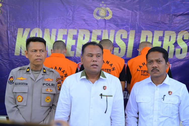 Direktorat Reskrimsus Polda Jambi menunjukkan barang bukti emas ilegal seberat 1,7 kilogram serta uang tunai dalam konferensi pers pengungkapan kasus pertambangan tanpa izin di Jambi, Senin (22/9/2025). (dok. Nahar)