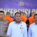 Direktorat Reskrimsus Polda Jambi menunjukkan barang bukti emas ilegal seberat 1,7 kilogram serta uang tunai dalam konferensi pers pengungkapan kasus pertambangan tanpa izin di Jambi, Senin (22/9/2025). (dok. Nahar)