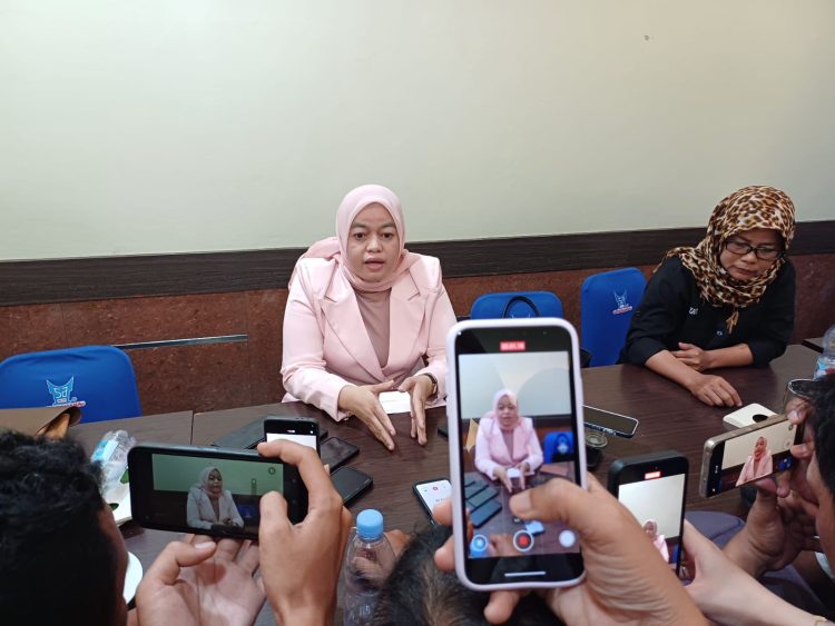 Perwakilan manajemen PT RAA, Ismi Beby Lestari Harahap, memberikan keterangan pers terkait beroperasinya kembali perusahaan setelah Polda Bengkulu membuka akses jalan yang sempat ditutup selama 11 hari, Senin (22/9/2025). (Dok. Yola)
