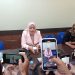 Perwakilan manajemen PT RAA, Ismi Beby Lestari Harahap, memberikan keterangan pers terkait beroperasinya kembali perusahaan setelah Polda Bengkulu membuka akses jalan yang sempat ditutup selama 11 hari, Senin (22/9/2025). (Dok. Yola)