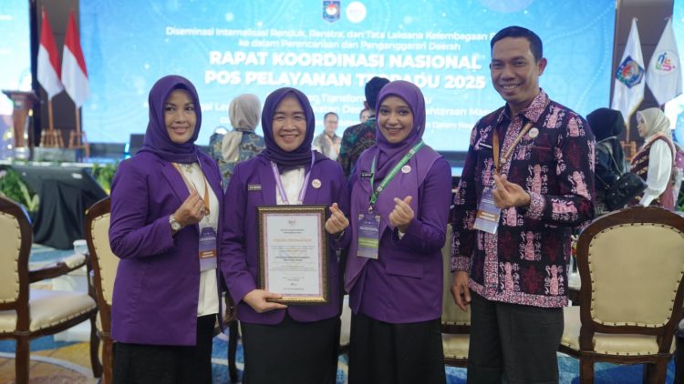 Ketua TP Posyandu Provinsi Jambi Hj. Hesnidar Haris (kedua kiri) bersama jajaran menerima piagam penghargaan peringkat kedua nasional dalam Lomba Tim Pembina Posyandu 2025 pada Rakornas TP Posyandu di Mercure Convention Center, Jakarta Utara, Senin (22/9/2025). (Dok. Erit - Kominfo)