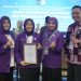 Ketua TP Posyandu Provinsi Jambi Hj. Hesnidar Haris (kedua kiri) bersama jajaran menerima piagam penghargaan peringkat kedua nasional dalam Lomba Tim Pembina Posyandu 2025 pada Rakornas TP Posyandu di Mercure Convention Center, Jakarta Utara, Senin (22/9/2025). (Dok. Erit - Kominfo)