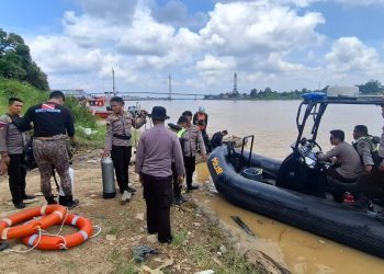 Personel Ditpolairud Polda Jambi bersama tim gabungan melakukan pencarian ABK KM Musdalifah yang diduga tenggelam di Pelabuhan Pasir, Jambi Timur, Selasa (23/9/2025). (Dok. Nahar)
