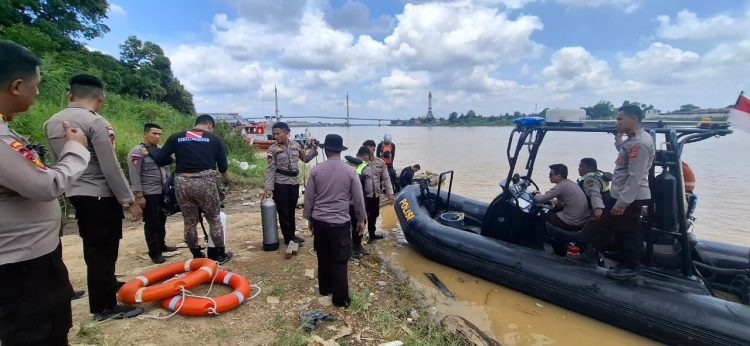 Personel Ditpolairud Polda Jambi bersama tim gabungan melakukan pencarian ABK KM Musdalifah yang diduga tenggelam di Pelabuhan Pasir, Jambi Timur, Selasa (23/9/2025). (Dok. Nahar)