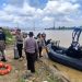 Personel Ditpolairud Polda Jambi bersama tim gabungan melakukan pencarian ABK KM Musdalifah yang diduga tenggelam di Pelabuhan Pasir, Jambi Timur, Selasa (23/9/2025). (Dok. Nahar)