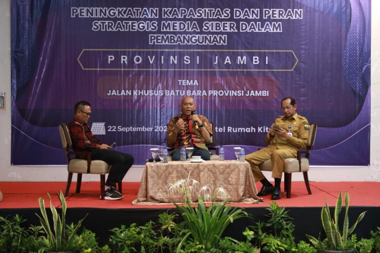 Pirma Satria, Pemred Jambi Ekspres (Kiri), Ridony Gurning, Dirut PT SAS (tengah) Asisten Perekonomian dan Pembangunan Provinsi Jambi Johansyah (kanan) pada Seminar dan diskusi yang digelar oleh SMSI)Provinsi Jambi pada Senin (22/9/2025) (Dok, SMSI)