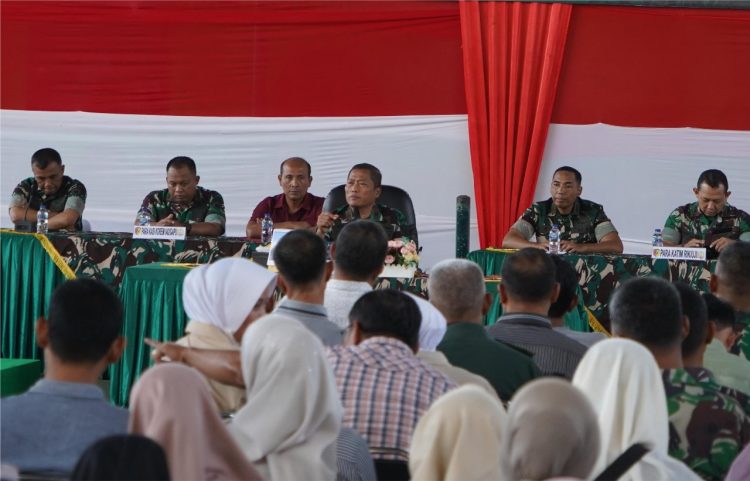 Danrem 042/Gapu Brigjen TNI Heri Purwanto memberikan pengarahan kepada orang tua peserta seleksi Caba PK TNI AD Gelombang II TA 2025 di Korem 042/Gapu, Jambi, Selasa (23/9/2025). (dok. Nahar)