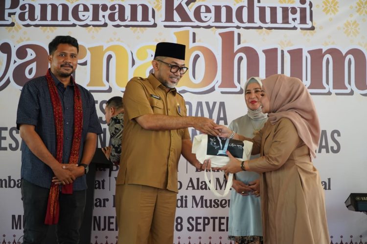 Sekretaris Daerah Provinsi Jambi, Sudirman, menyerahkan cenderamata kepada peserta saat membuka Pameran Kenduri Swarnabhumi di Museum Siginjei, Kota Jambi, Selasa (23/9/2025). (Dok. Stepanus)