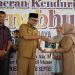 Sekretaris Daerah Provinsi Jambi, Sudirman, menyerahkan cenderamata kepada peserta saat membuka Pameran Kenduri Swarnabhumi di Museum Siginjei, Kota Jambi, Selasa (23/9/2025). (Dok. Stepanus)