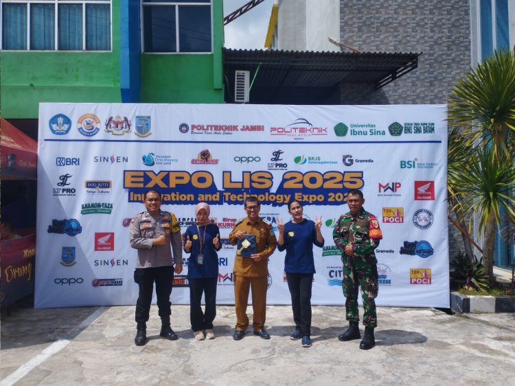 Bhabinkamtibmas Kelurahan Pinang Merah Aiptu Nasarudin bersama jajaran TNI, pejabat pemerintah, dan pihak kampus saat menghadiri Expo LIS 2025 di Politeknik Jambi, Selasa (23/9/2025). (Dok. Nahar)