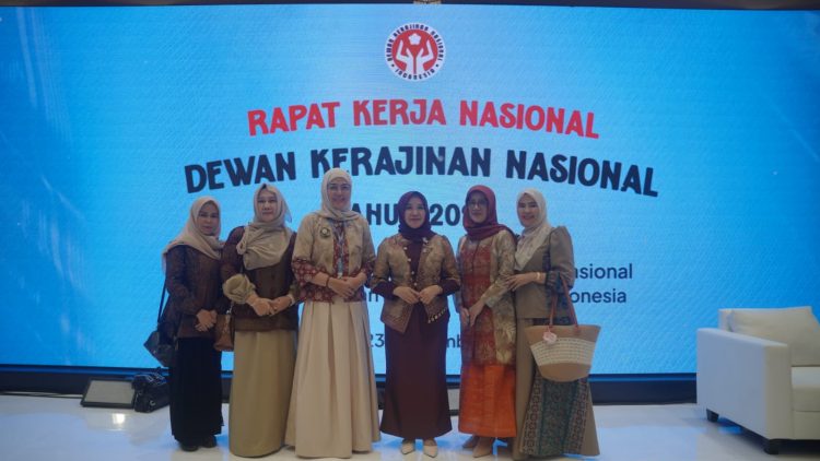 Ketua Dekranasda Provinsi Jambi Hj. Hesnidar Haris (tengah) bersama pengurus Dekranasda se-Jambi saat menghadiri Rakernas Dekranas 2025 di Jakarta, Selasa (23/9/2025). (Dok.Erit - Kominfo)