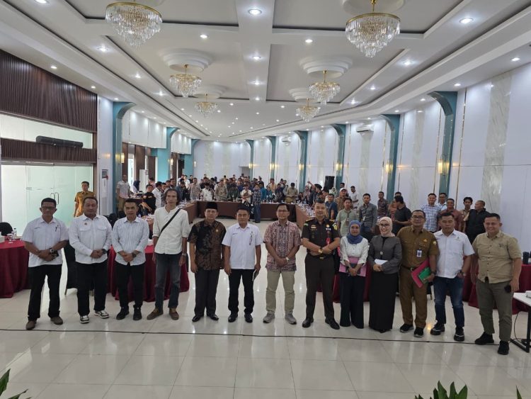 Para peserta FGD berfoto bersama di Aula Ratu Duo Hotel, Kota Jambi, Selasa (23/9/2025), bertepatan dengan peringatan Hari Tani Nasional ke-65. (Dok . Stepanus)