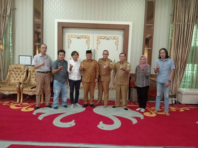 Wali Kota Jambi H. Maulana berfoto bersama Forum Jurnalis Pendidikan Provinsi Jambi dan Markas Seniman Jambi usai audiensi di rumah dinas Wali Kota, Selasa (23/10/2025). (Dok. Stepanus)