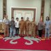 Wali Kota Jambi H. Maulana berfoto bersama Forum Jurnalis Pendidikan Provinsi Jambi dan Markas Seniman Jambi usai audiensi di rumah dinas Wali Kota, Selasa (23/10/2025). (Dok. Stepanus)