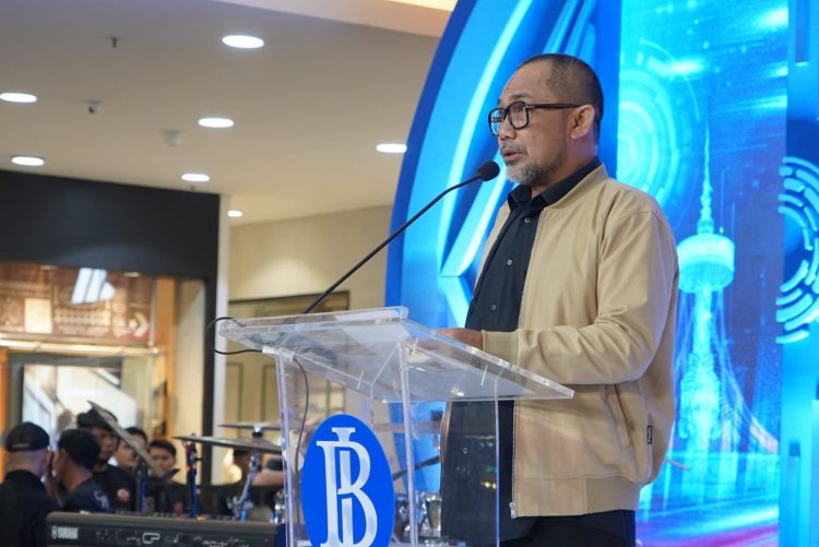 Sekda Provinsi Jambi, Dr. H. Sudirman, SH, MH, menyampaikan sambutan saat penutupan Gebyar Ekonomi Digital dan Literasi (Gentala Arasi) 2025 di Jambi Town Square, Selasa (23/9/2025). (dok. Stepanus)