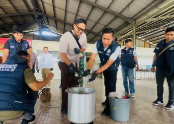 Petugas Polresta Jambi bersama Forkopimda memusnahkan barang bukti ganja, sabu, dan ekstasi hasil ungkap delapan kasus narkotika di Tempat Pemakaman Bumi Langgeng, Muaro Jambi, Rabu (24/9/2025). (Dok. Nahar)
