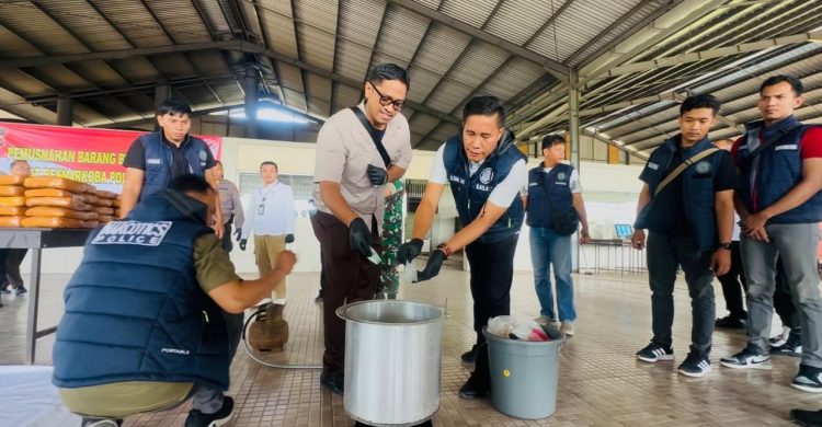 Petugas Polresta Jambi bersama Forkopimda memusnahkan barang bukti ganja, sabu, dan ekstasi hasil ungkap delapan kasus narkotika di Tempat Pemakaman Bumi Langgeng, Muaro Jambi, Rabu (24/9/2025). (Dok. Nahar)