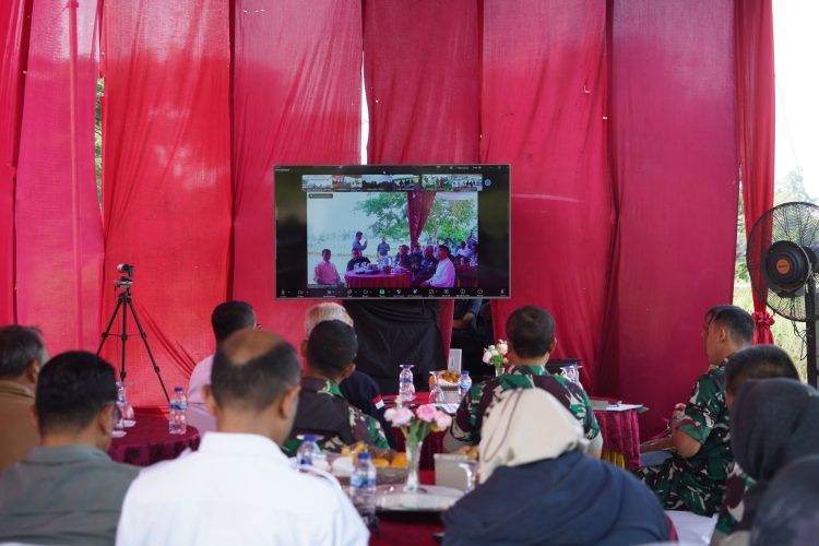 Danrem 042/Gapu Brigjen TNI Heri Purwanto bersama jajaran TNI, pejabat daerah, dan kelompok tani berfoto bersama usai memimpin rapat virtual pemantauan Gerakan Tanam Padi Serentak di Desa Rengas Bandung, Muaro Jambi, Rabu (24/9/2025). (Dok, Nahar)