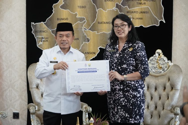 Gubernur Jambi Al Haris bersama Kepala Kanreg VII BKN Palembang Heni Sri Wahyuni menunjukkan nota kesepahaman penguatan sistem merit dan manajemen talenta ASN usai penandatanganan di Rumah Dinas Gubernur Jambi, Rabu (24/9/2025). (Dok. Daus)