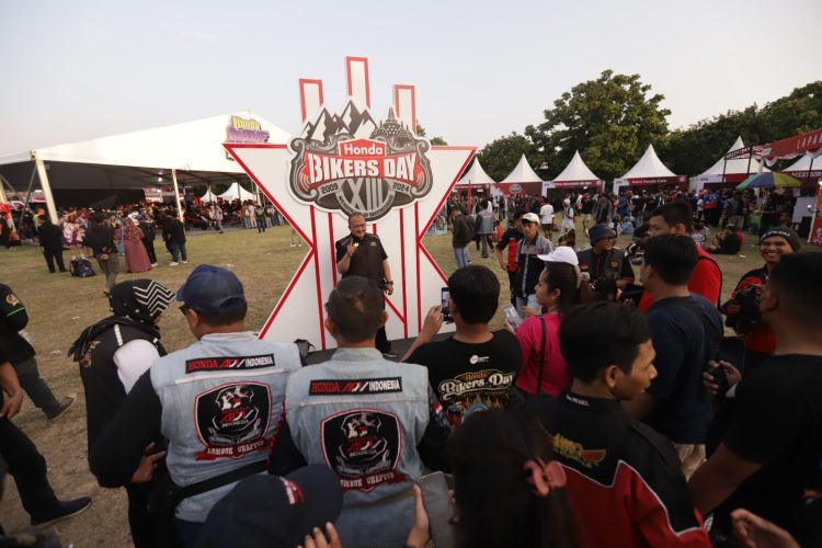 Sejumlah bikers berfoto bersama di area landmark Honda Bikers Day 2024. (Dok. Sinsen)