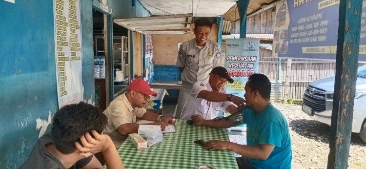 Petugas Jasa Raharja Cabang Muara Bungo melakukan pemeriksaan kesehatan gratis bagi sopir di Terminal Tipe A Muara Bungo, Rabu (24/9/2025). (Dok, Humas JR)