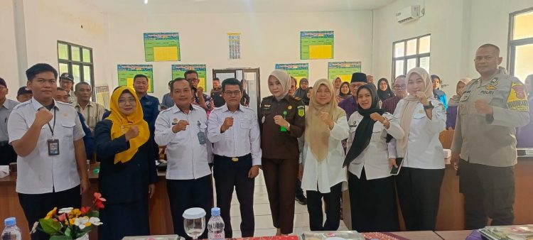 Peserta penyuluhan hukum Kota Jambi Tahun 2025 bersama aparat dan perwakilan instansi terkait berkomitmen meningkatkan kesadaran hukum masyarakat, Rabu (24/9/2025). (Dok. Nahar)