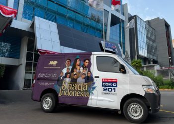 Mobil operasional JNE dengan branding konser Snada Indonesia 2025 terparkir di depan kantor pusat JNE, Jakarta. (Dok. JNE Jambi)