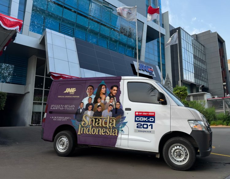 Mobil operasional JNE dengan branding konser Snada Indonesia 2025 terparkir di depan kantor pusat JNE, Jakarta. (Dok. JNE Jambi)