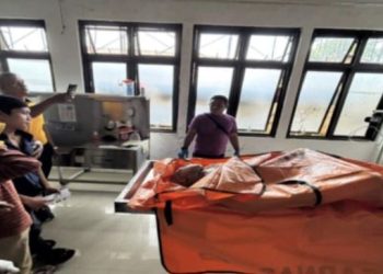 Petugas RS Bhayangkara Bengkulu menerima jenazah Bambang Heriyanto, korban tenggelam yang ditemukan nelayan di perairan Pulau Tikus, Jumat (26/9/2025). (Dok. Yola)