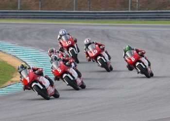Pebalap binaan Astra Honda Motor melibas tikungan di ajang Idemitsu Asia Talent Cup. Empat wakil Indonesia siap tampil di putaran keempat IATC 2025 di Sirkuit Motegi, Jepang, 27–28 September. (Dok. Sinsen)