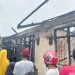 Warga berupaya membantu membersihkan puing-puing kebakaran yang menghanguskan satu rumah beserta tiga bedeng di RT 09 Kelurahan Solok Sipin, Kota Jambi, Selasa (27/9/2025). (Dok. Rio)