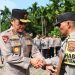 Kapolda Jambi Irjen Pol Krisno H. Siregar menyalami salah satu personel Bhabinkamtibmas penerima penghargaan pada apel penyerahan penghargaan dan sarana pelayanan di Polsek Sabak Barat, Kabupaten Tanjung Jabung Timur, Sabtu (27/9/2025). (Dok. Nahar)