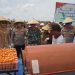 Danrem 042/Gapu Brigjen TNI Heri Purwanto berbincang dengan petani saat panen raya jagung serentak di Desa Suka Maju, Tanjung Jabung Timur, Sabtu (27/9/2025). (Dok. Nahar)