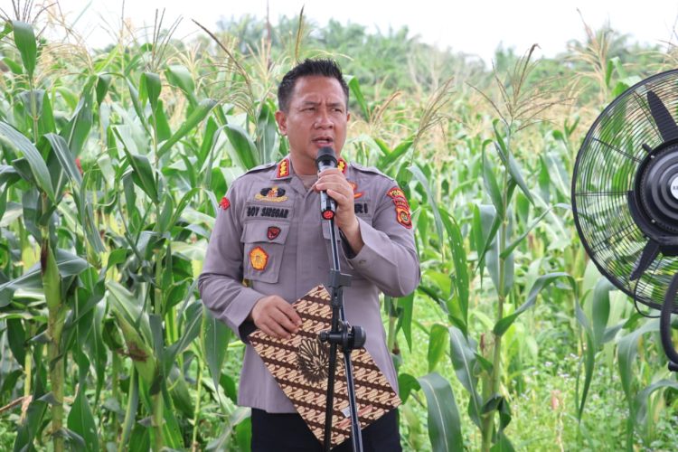 Kapolresta Jambi Kombes Pol Boy Sutan Binanga Siregar memberikan sambutan dalam kegiatan Panen Raya Jagung Serentak Kuartal III di lahan Kelompok Tani Tunas Kaya, Kecamatan Kota Baru, Kota Jambi, Sabtu (27/9/2025). (Dok. Nahar)